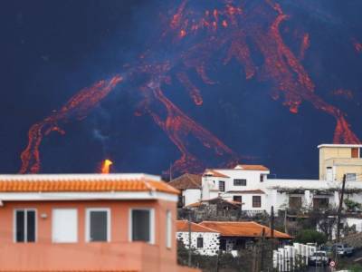 На Ла-Пальме усилилось извержение вулкана: образовался "лавовый фонтан"