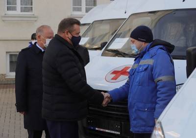 Губернатор вручил ключи от 25 машин скорой помощи представителям больниц
