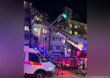 Мощный взрыв разрушил два этажа жилого дома около часа назад