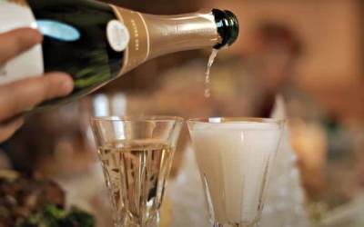 Новый год придется встречать всухую: украинцы могут остаться без вина и шампанского - названа причина