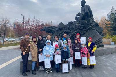 В Казани провели флешмоб в память о башкирском поэте Мустае Кариме