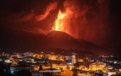 «Бьет гигантский фонтан»: на Канарах усилилось извержение вулкана (ВИДЕО)