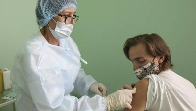 Больше половины работодателей в Петербурге не настаивают на вакцинации
