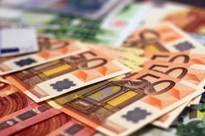 Курс евро впервые с июля 2020 года упал ниже 81 рубля