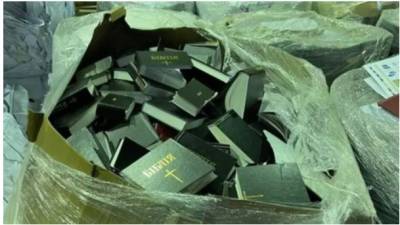 Под Киевом сдали как макулатуру огромный ящик с Библиями, разрезанными на две части