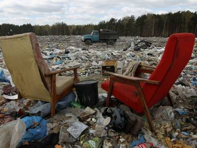 Россиян предупредили о штрафах за вынос старой мебели на помойку