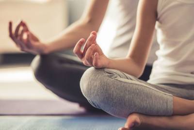 Сон, светотерапия и йога: врач объяснила, как бороться с осенней хандрой