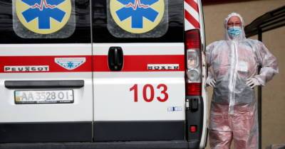 Медики работают на грани человеческих возможностей: в Калуше возле больницы большая очередь из “скорых”