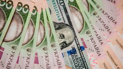 Резкий валютный ажиотаж подорвал котировки на межбанке