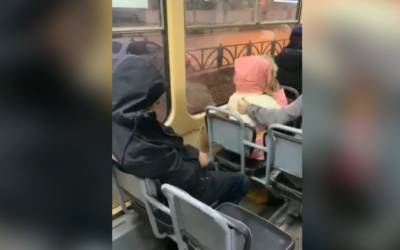В России пьяный помочился на девочку в трамвае