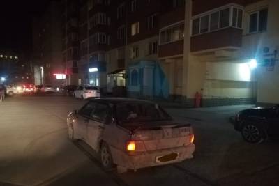 В Новосибирске поздно вечером автомобиль сбил 8-летнего самокатчика