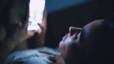 Невролог рассказала о вреде сна рядом со смартфоном
