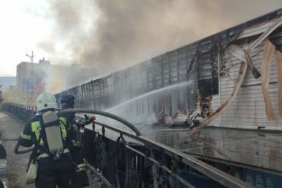 Крупный пожар произошел на одном из старейших рынков Владивостока