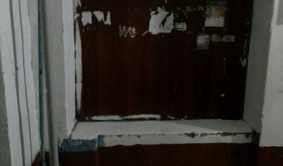 Окна и двери дома на Республики в Тюмени для тепла заколачивают фанерой