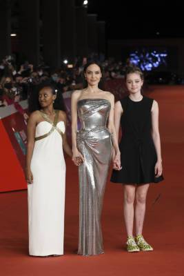 Дочь Джоли произвела фурор на Римском фестивале