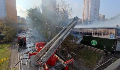 70 человек эвакуировали с горящего рынка во Владивостоке