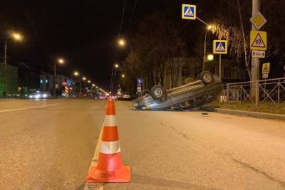 Вечером 25 октября в Йошкар-Оле перевернулся автомобиль