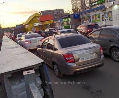 На улицах Инзенская и Камышинская серьёзный затор из-за аварии