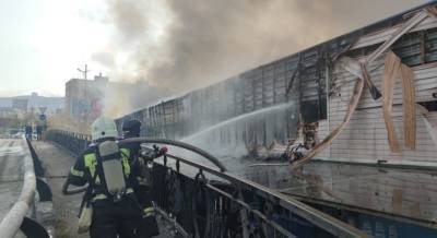 Семьдесят человек эвакуировали из горящего в центре Владивостока рынка, площадь пожара увеличилась до 700 кв. метров