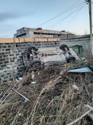 В Кузбассе автомобиль перевернулся и снёс забор
