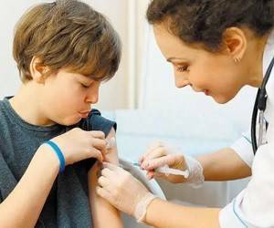 Минздрав разрешил прививать от коронавируса вакциной Pfizer украинских детей от 12 до 17 лет