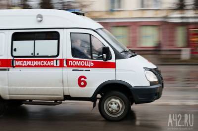 Очевидцы: в Кемерове мужчина выпал из окна пятого этажа
