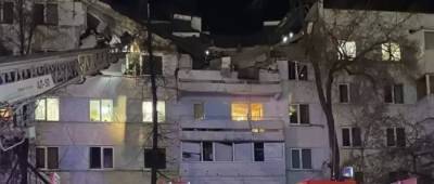 Под завалами остаются люди: в России взрыв разнес два этажа жилого дома (фото, видео)