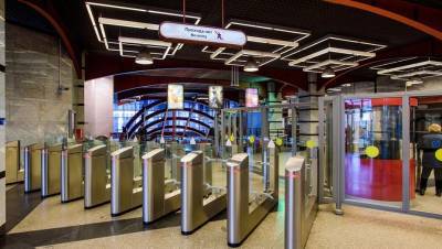 В метро Петербурга починили систему оплаты банковским картами