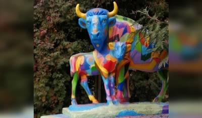 Жители Калуги потребовали перекрасить скульптуру «ЛГБТ-коров»
