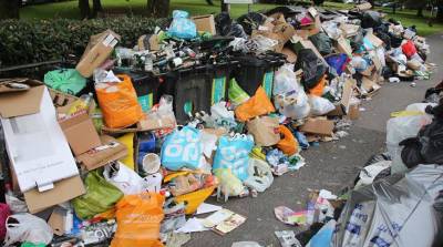 В британском Брайтоне улицы завалены мусором из-за забастовки коммунальных работников