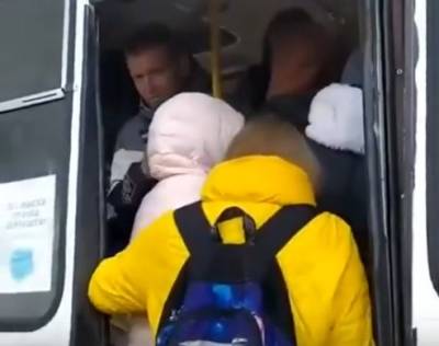 Жители Заволжья жалуются на забитые автобусы
