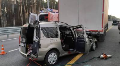 Три человека погибли в столкновении грузовика и легковушки в Подмосковье