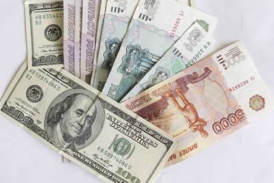 Доллар упал ниже 70 рублей