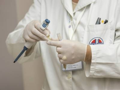 В России восемь дней подряд фиксируют более 1 тысячи смертей от коронавируса в сутки
