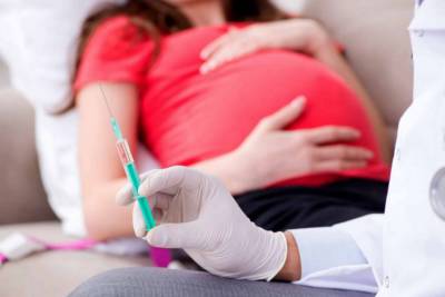 Минздрав России разрешил прививать от коронавируса будущих мам и кормящих женщин