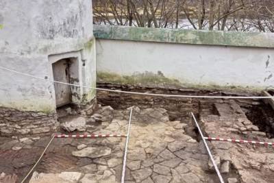 Старинную хозяйственную постройку обнаружили псковские археологи