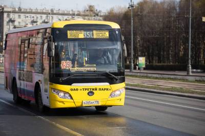 На юго-востоке Петербурга неизвестные обстреляли автобус