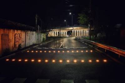 Светодиодные полосы монтируют на дорогах в Невинномысске