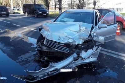 В Белгороде 19-летний водитель Мерседес Бенц устроил ДТП с тремя авто