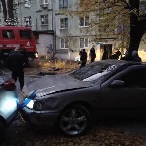 В Шевченковском районе Запорожья автомобиль врезался в подъезд: пострадала 17-летняя девушка. Фото