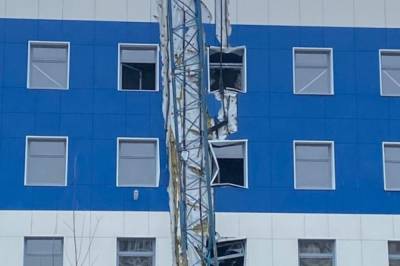 В Хабаровске при падении крана пострадало два человека