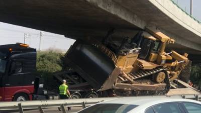 Видео: тягач врезался в мост на шоссе № 1 возле аэропорта Бен-Гурион