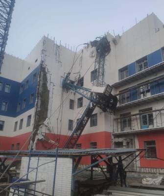 В Хабаровске на строящееся здание детской поликлиники рухнул кран. Погиб человек