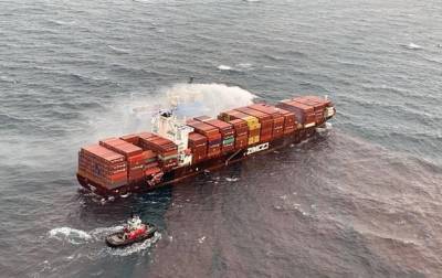 У побережья Канады продолжают тушить контейнеровоз