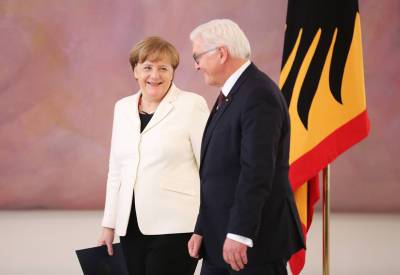 Штайнмайер попросил Меркель побыть еще немного канцлером