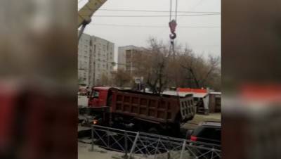 В Новосибирске с помощью крана достали провалившийся под землю грузовик