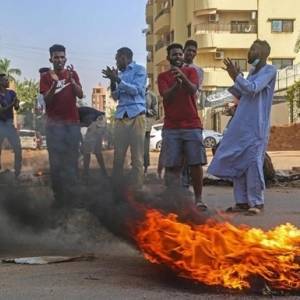 В результате военного поворота в Судане пострадали 140 человек, есть погибшие