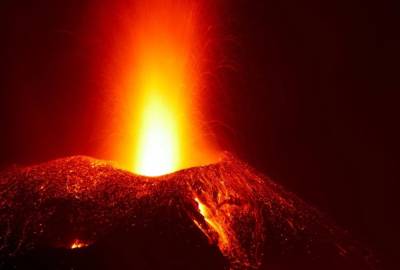 Вулкан на Канарах извергается с новой силой: в небо бьют фонтаны лавы