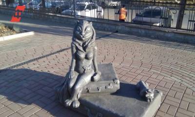 В Кургане скульптуру «кошки с грудью» вернут на прежнее место