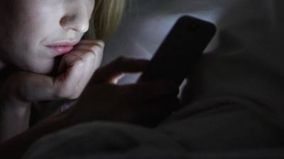 Невролог Зинчева рассказала о вреде использования смартфонов ночью